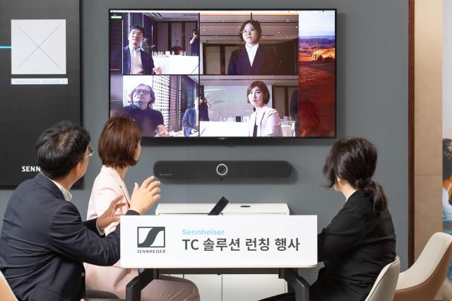 젠하이저 TC 솔루션 런칭 기자간담회에서 신제품을 시연하는 모습 사진젠하이저