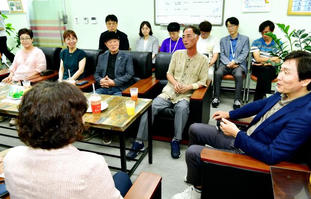 조현일 경산시장이 경산공설시장 상인회를 방문해 애로사항을 청취하고 격려하고 있다사진경산시