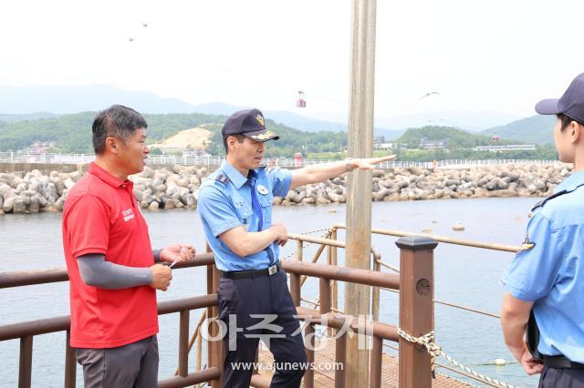 김환경 동해해경 서장가운데이 성수기를 대비하여 삼척 장호 어촌마을 사업장을 현장점검하고 있다사진동해해경