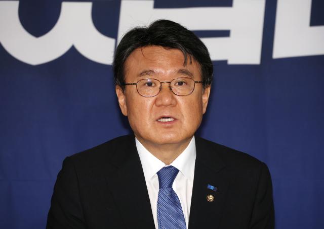 황운하 조국혁신당 원내대표가 지난 13일 오전 국회 로텐더홀에서 열린 원내대표단 회의에서 발언하고 있다 사진연합뉴스