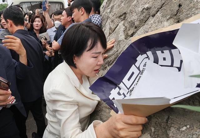 전현희 더불어민주당 의원이 12일 윤석열 대통령 탄핵 국민청원 청문회 추진 관련 대통령실에 증인출석요구서 수령을 촉구하며 서울 용산 대통령실을 항의 방문하던 중 경찰들과 실랑이하다 고통을 호소하고 있다 사진연합뉴스
