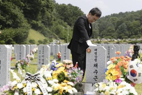 김동연 경기도지사는 13일 대전국립현충원을 찾아 집중호우 실종자를 수색하다 순직한 해병대 채 모 상병 등의 묘역을 참배했다사진연합뉴스