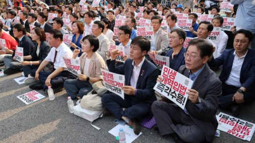 더불어민주당 이재명 전 대표가 13일 광화문광장 인근에서 열린 채상병 특검법 거부권 규탄 범국민대회에 참석하고 있다 사진연합뉴스