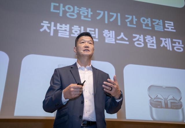 박헌수 삼성전자 MX사업부 디지털헬스 팀장이 11일현지시간 프랑스 파리에서 ‘갤럭시 워치7 갤럭시 워치 울트라 갤럭시 링’에 담긴 삼성 헬스 비전에 대해 소개했다 사진이성진 기자