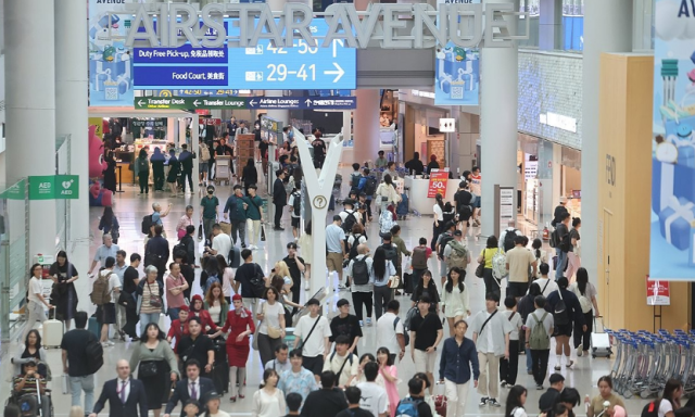 여행객들이 지난 12일 인천국제공항 1터미널 면세구역에서 이동하고 있다 사진연합뉴스