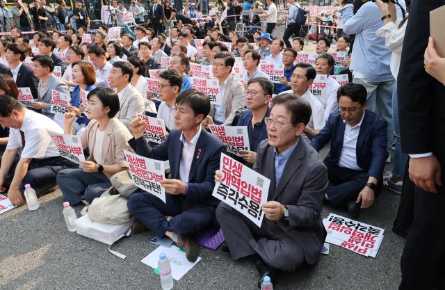 이재명 더불어민주당 전 대표가 13일 서울 광화문광장 인근에서 열린 채상병 특검법 거부권 규탄 범국민대회에 참석하고 있다 사진연합뉴스