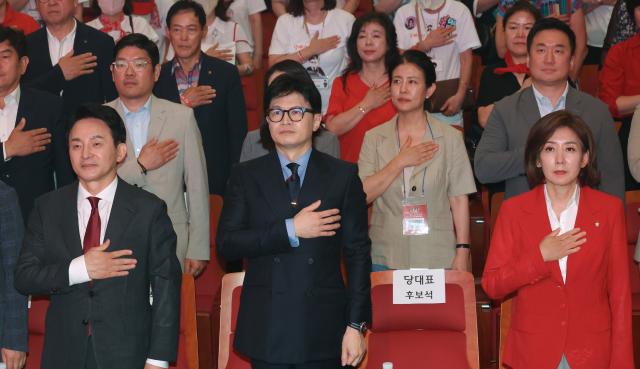 국민의힘 당대표 후보들이 10일 오후 부산 벡스코에서 열린 제4차 전당대회 부산울산경남 합동연설회에서 국기에 경례하고 있다 앞줄 왼쪽부터 원희룡·한동훈·나경원 대표 후보 사진연합뉴스