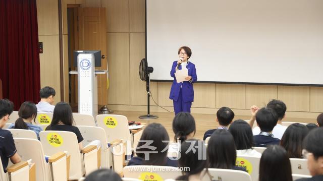 대구시의회 황순자 의원은 지난 12일 도원고등학교에서 일일교사로 나서 학생들과 대화의 시간을 가졌다 사진대구시의회