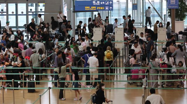 지난 7일 인천국제공항 제1터미널 출국장이 여행객들로 붐비고 있다 사진연합뉴스 