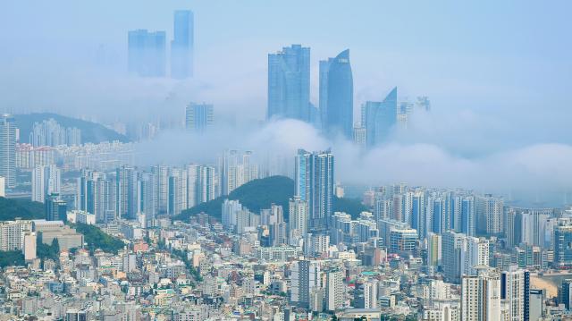 최근 부산 해운대구 일대에 해무가 짙게 껴 있는 모습 사진연합뉴스