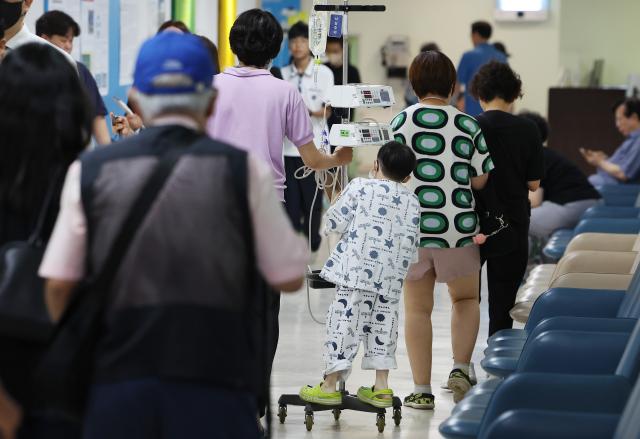 의정갈등이 이어지고 있는 5일 오전 서울 시내 한 대형병원에서 한 아이가 수액걸이에 올라타 이동하고 있다 사진연합뉴스