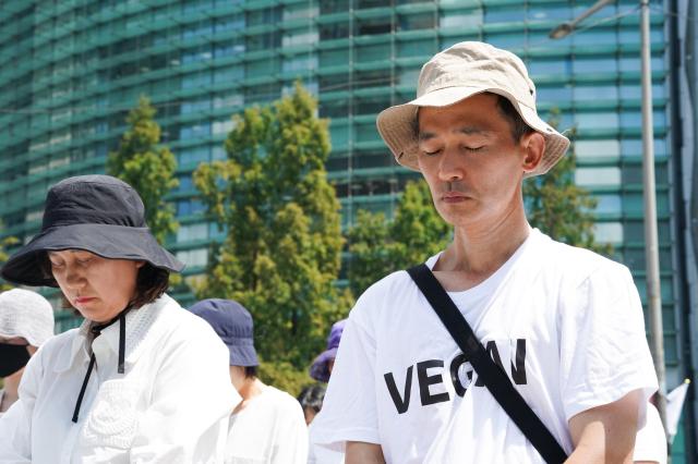 Members of Animal Liberation Wave observe a moment of silence for chickens during the 2024 Boknal Memorial Action in front of Bosingak Pavilion Seoul on July 15 2024 AJU PRESS Park Jong-hyeok