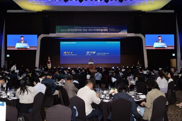 정기명 여수시장이 ‘제96차 한국관광학회 전남·여수국제학술대회’에서 축사를 하고있다