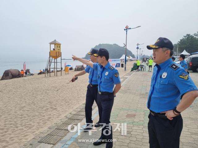 김환경 동해해양경찰서장가운데이 7월 13일 삼척 맹방해수욕장에서 열리는 제13회 이사부 장군배 전국 바다수영대회 행사 현장에 방문을 하고 있다사진동해해경