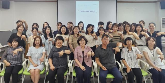 칠곡군보건소 직원들이 업무연찬회를 마치고 기념촬영 하고 있다사진칠곡군