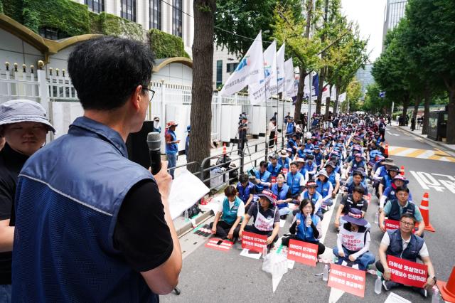 Members of the Confederation of Korean Government Employees Union hold a demonstration demanding wage increases in front of the Government Complex in Jongno Seoul on July 15 2024 AJU PRESS Park Jong-hyeok