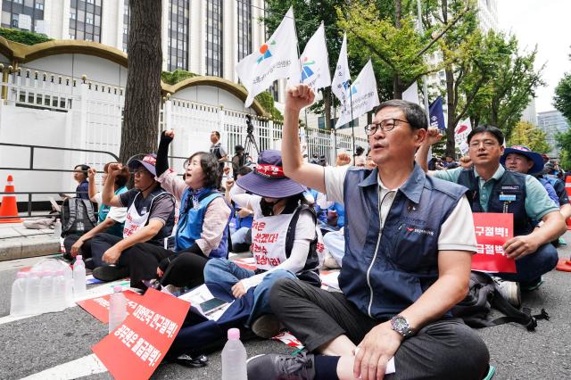 Members of the Confederation of Korean Government Employees Union hold a demonstration demanding wage increases in front of the Government Complex in Jongno Seoul on July 15 2024 AJU PRESS Park Jong-hyeok