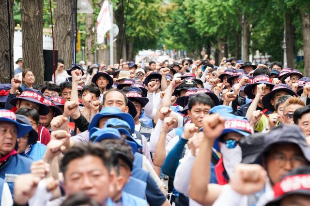 Members of the Confederation of Korean Government Employees Union hold a demonstration demanding wage increases in front of the Government Complex in Jongno Seoul on July 15 2024 AJU PRESS Park Jong-hyeok