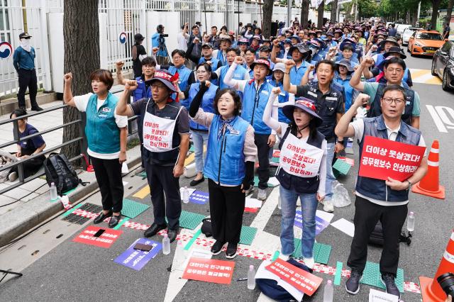 Members of the Confederation of Korean Government Employees Union hold a demonstration demanding wage increases in front of the Government Complex in Jongno Seoul on July 15 2024 AJU PRESS Park Jong-hyeok