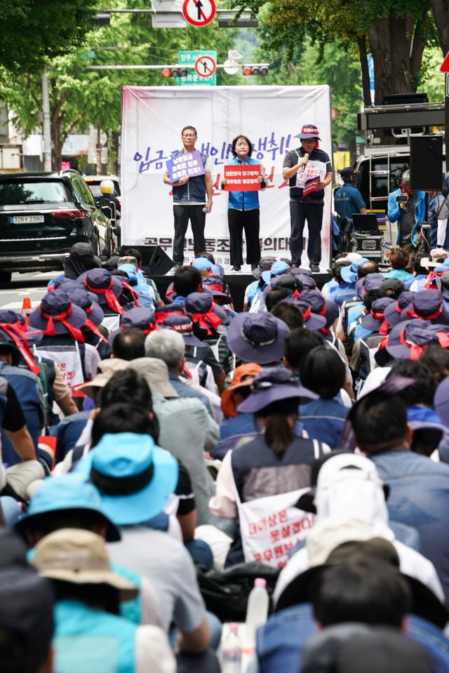 Members of the Confederation of Korean Government Employees Union hold a demonstration demanding wage increases in front of the Government Complex in Jongno Seoul on July 15 2024 AJU PRESS Park Jong-hyeok