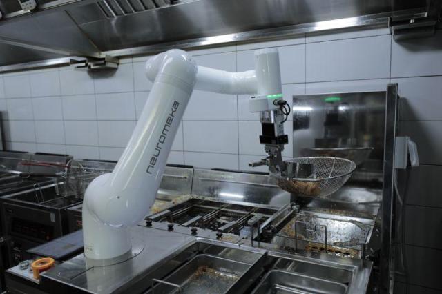 Robot chiên gà tại một cửa hàng của Kyochon Chicken ẢnhNeuromeka