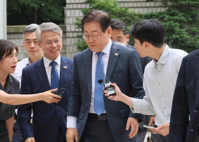 더불어민주당 이재명 전 대표가 지난 12일 오후 서울 서초구 서울중앙지방법원에서 열리는 공직선거법 위반 1심 속행 공판에 출석하기 위해 법정으로 향하는 모습 사진연합뉴스