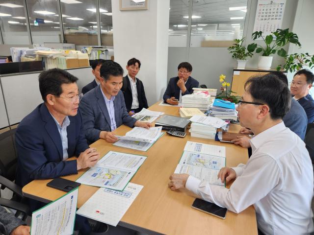 권익현 부안군수맨 왼쪽가 기재부 농림해양예산과를 찾아 현안을 설명하고 예산반영을 요청하고 있다사진부안군