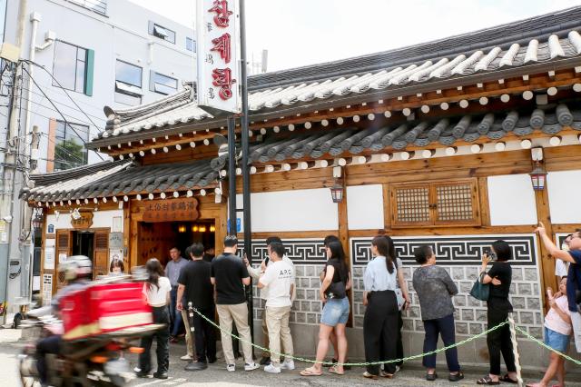 People line up in front of a Samgyetang restaurant in Jongno-gu Seoul on July 15 2024 AJU PRESS Kim Dong-woo