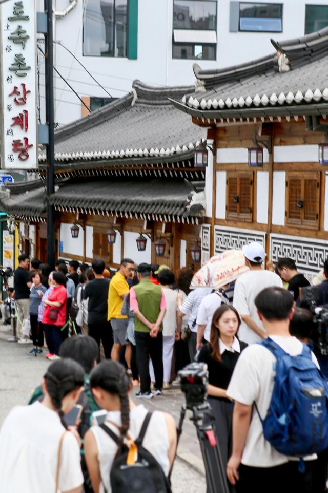 People line up in front of a Samgyetang restaurant in Jongno-gu Seoul on July 15 2024 AJU PRESS Kim Dong-woo