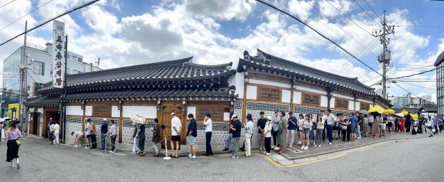 People line up in front of a Samgyetang restaurant in Jongno-gu Seoul on July 15 2024 AJU PRESS Kim Dong-woo