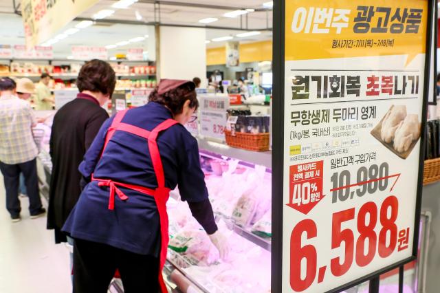 An employee displays raw chicken at a supermarket in Yongsan-gu Seoul on July 15 2024 AJU PRESS Kim Dong-woo