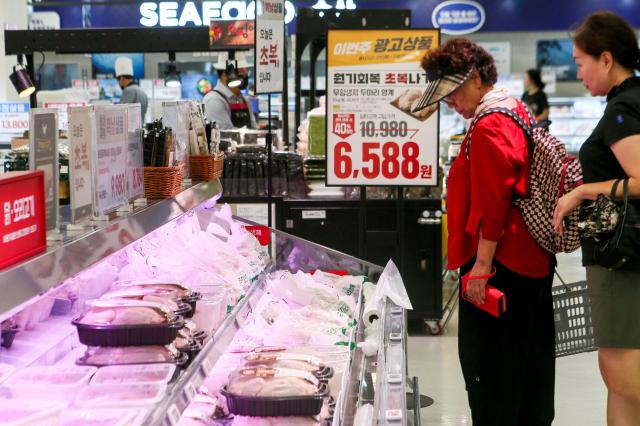 Shoppers browses groceries at a store in Yongsan-gu Seoul on July 15 2024 AJU PRESS Kim Dong-woo