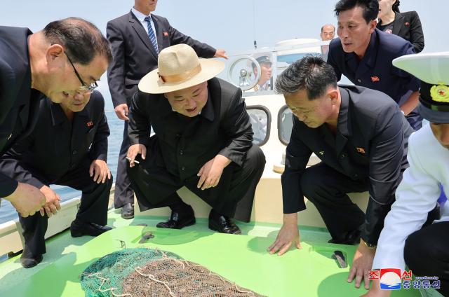 조선중앙통신은 16일 김정은 북한 국무위원장이 전날 주요 간부들을 대동하고 함경남도 신포시 바닷가양식사업소 부지를 시찰하며 협의회를 소집했다고보도했다 사진연합뉴스