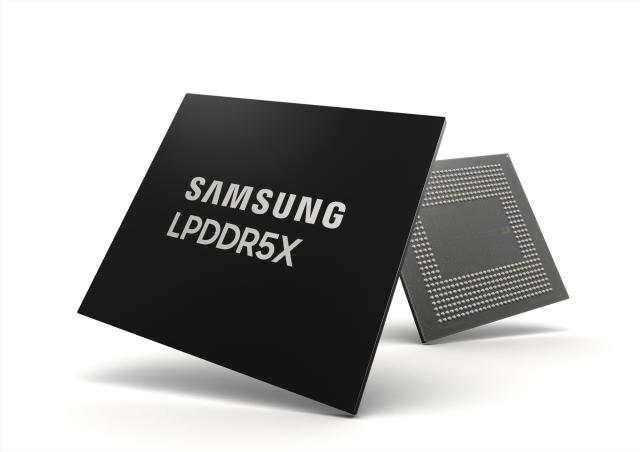 삼성전자가 대만 반도체 설계 기업인 미디어텍과 107Gbps LPDDR5X D램 동작 검증을 완료했다고 16일 밝혔다 사진은 삼성전자 LPDDR5X 제품 이미지사진삼성전자