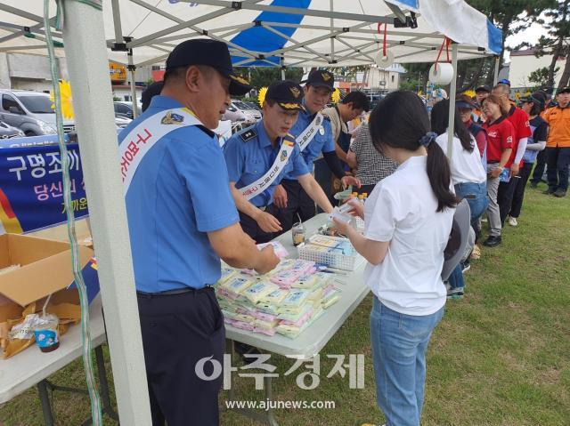 지난해 구명조끼 캠페인 사진동해해경