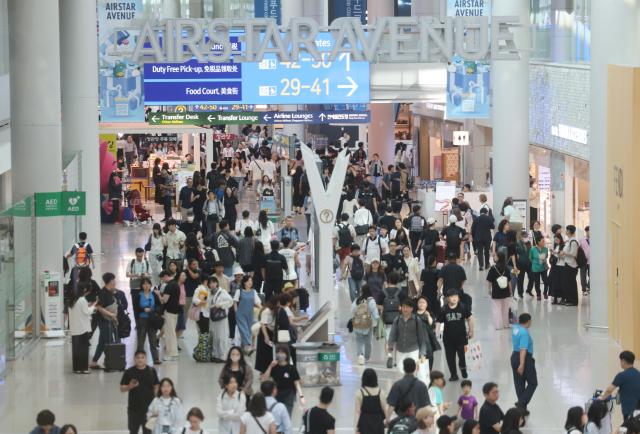 지난 15일 오전 인천국제공항 1터미널 면세구역에서 여행객들이 이동하고 있다 사진연합뉴스