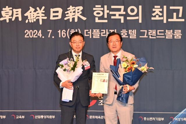 이현재 하남시장사진 오른쪽이 16일 서울 중구 더플라자 호텔 그랜드 볼룸에서 열린 「2024 한국의 최고 경영대상」에서 하남시를 대표해 ‘가치창조경영’ 부문 대상을 수상한 후 심사위원장인 황인태 중앙대 교수사진 왼쪽과 기념사진을 촬영하고 있다 사진하남시