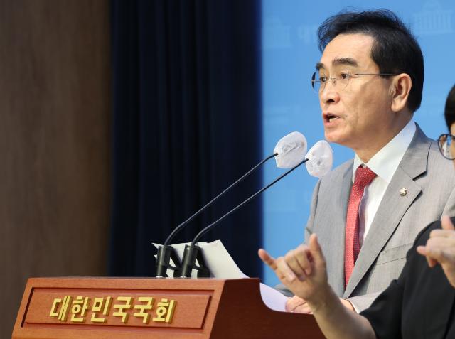 태영호 국민의힘 의원이 2023년 9월 국회에서 육군사관학교 홍범도 장군 흉상 이전 관련 기자회견을 하고 있다 사진연합뉴스