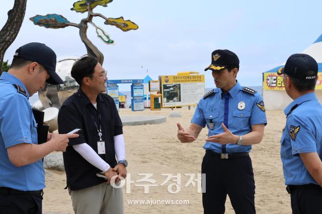 경포해변 현장점검 실시 중인 김환경 동해해경 서장오른쪽 두번째사진동해해경