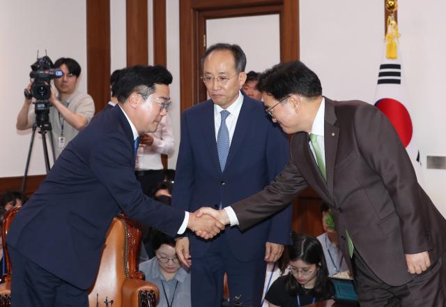 우원식 국회의장이 16일 오후 국회의장실에서 추경호 국민의힘 원내대표 박찬대 더불어민주당 원내대표와 회동에 앞서 악수하고 있다  2024716 공동취재