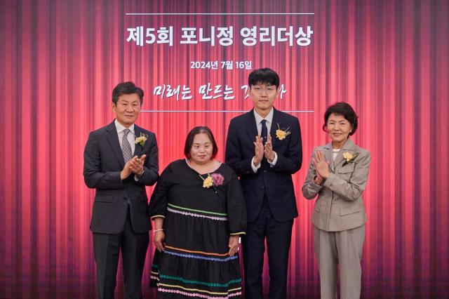 16일 서울 종로구 포니정재단빌딩에서 진행된 ‘제5회 포니정 영리더상’ 시상식에서 정몽규 포니정재단 이사장왼쪽부터 정은혜 작가 신진서 9단 고 정세영 HDC그룹 명예회장의 부인 박영자 여사가 기념촬영을 하고 있다 사진포니정재단