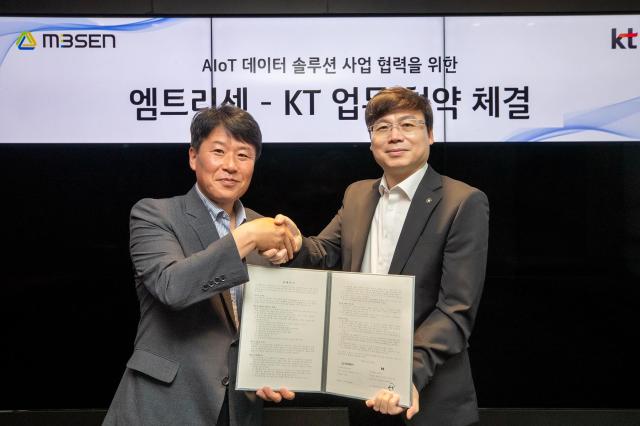 KT가 AIoT 기술을 활용해 국내 축산업에 데이터 기반 솔루션 사업을 추진한다 사진은 김재권 KT AX사업본부장왼쪽과 엠트리센 서만형 대표가 기념 사진 촬영하는 모습 사진KT