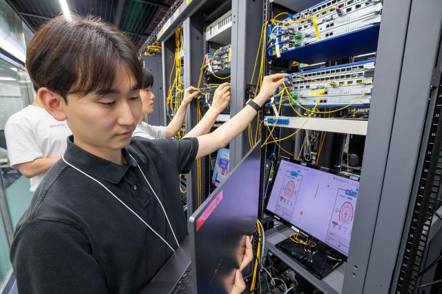 KT 임직원이 네트워크에 도입하는 콤보 인터넷’ 기술을 점검하고 있다