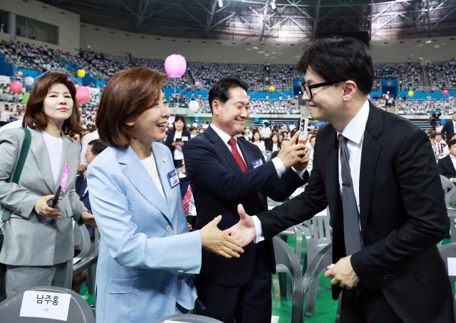 국민의힘 당대표 후보인 나경원  의원과 한동훈 전 비대위원장이 4일 인천 남동체육관에서 열린 한국자유총연맹 창립 제70주년 기념식에 참석 인사하고 있다 