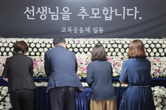 서이초 교사 사망 1주기를 하루 앞둔 17일 오전 종로구 서울시교육청에 마련된 추모 공간에서 추모객들이 헌화하고 있다 2024717 사진연합뉴스
  