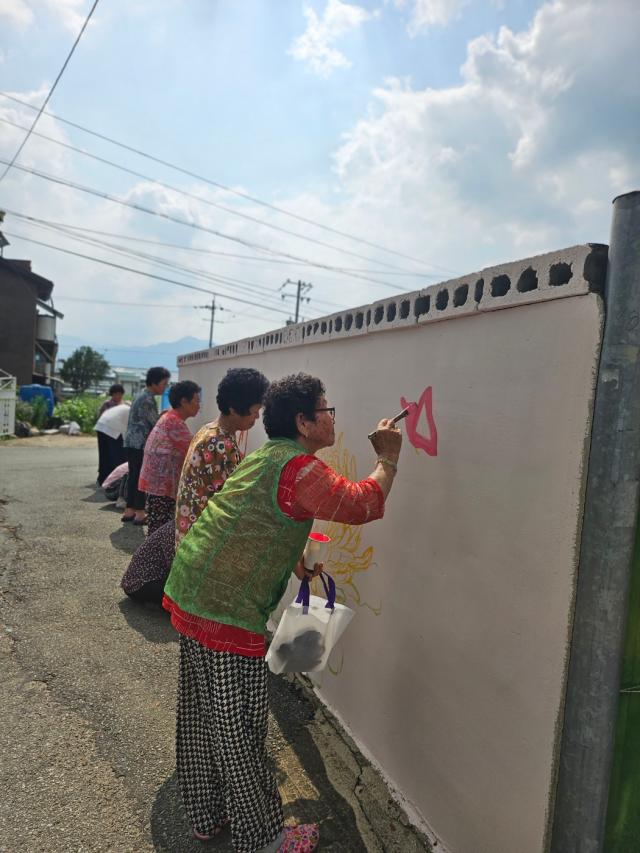 곡성군 고달면 목동1구 주민들이 벽화그리기 행사에 동참하고 있다 사진곡성군