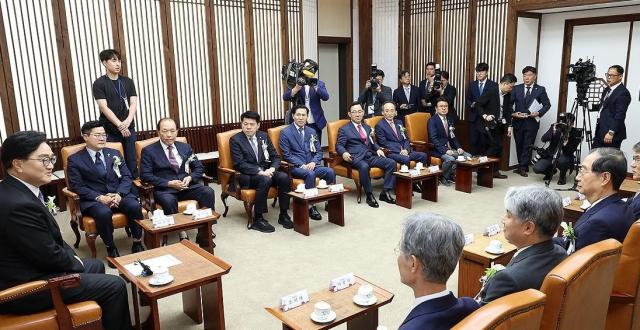 우원식 국회의장이 17일 국회에서 제헌절 행사에 앞서 한덕수 국무총리와 조희대 대법원장 이종석 헌법재판소장 노태악 중앙선거관리위원장 최재해 감사원장 등과 환담하고 있다 사진연합뉴스