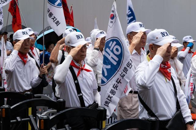 Retired military personnel render a salute to the Korean flag prior to their demonstration in front of the Democratic Party headquarters in Yeouido Seoul on July 17 2024 AJU PRESS Park Jong-hyeok