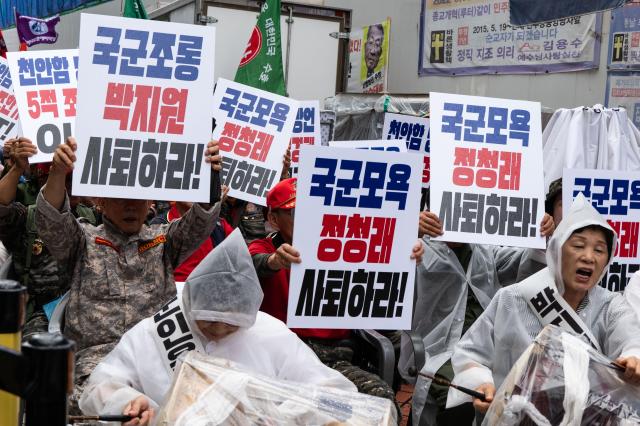 Retired military personnel demonstrate in front of the Democratic Party headquarters in Yeouido Seoul on July 17 2024 The rally condemns opposition politicians for alleged disrespectful comments about the armed forces AJU PRESS Park Jong-hyeok