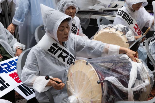 Retired military personnel demonstrate in front of the Democratic Party headquarters in Yeouido Seoul on July 17 2024 The rally condemns opposition politicians for alleged disrespectful comments about the armed forces AJU PRESS Park Jong-hyeok